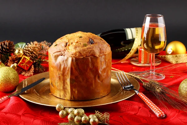 Tavolo con panettone e addobbi natalizi — Foto Stock