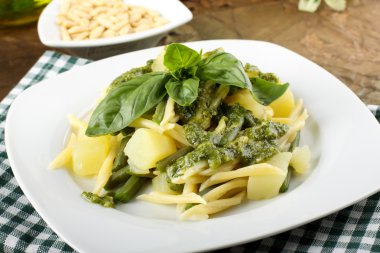 pesto, fasulye, patates ile makarna
