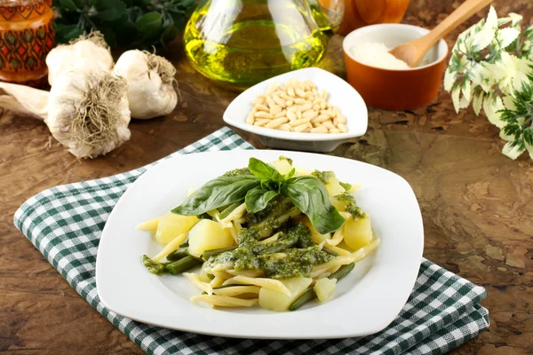 Nudeln mit Pesto, grünen Bohnen und Kartoffeln — Stockfoto