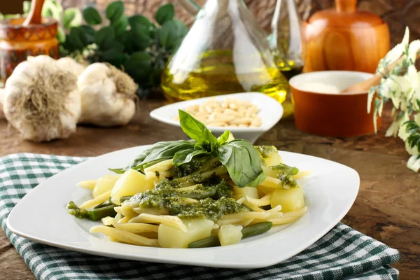 Pasta met pesto, groene bonen en aardappelen — Stockfoto