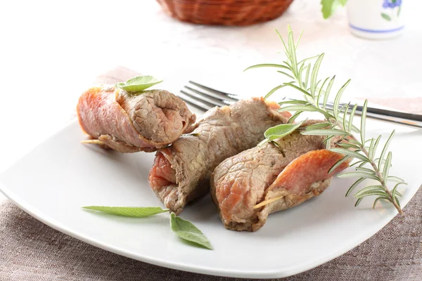 Daging gulung dengan salami dan keju — Stok Foto