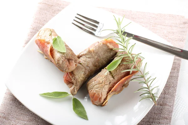 Daging gulung dengan salami dan keju — Stok Foto