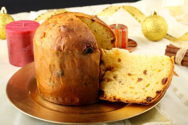 Tablo ile panettone ve yılbaşı süsleri