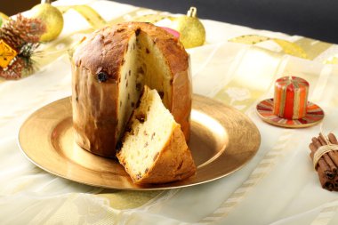 Tablo ile panettone ve yılbaşı süsleri