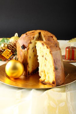 Tablo ile panettone ve yılbaşı süsleri