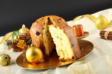 Tablo ile panettone ve yılbaşı süsleri