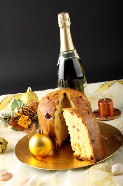 Tablo ile panettone ve yılbaşı süsleri