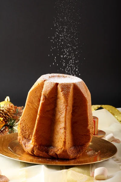 Pandoro-Weihnachtskuchen auf dekoriertem Tisch — Stockfoto