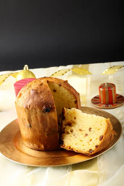 Tablo ile panettone ve yılbaşı süsleri