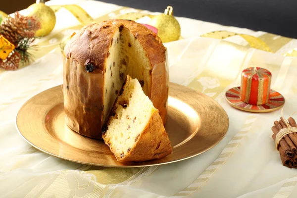 Tavolo con panettone e addobbi natalizi — Foto Stock