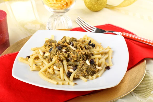 Pasta con sardine e finocchio sulla tavola di Natale — Foto Stock