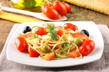 Spagetti domates, zeytin ve nane
