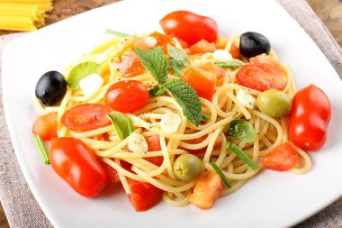 Spagetti domates, zeytin ve nane