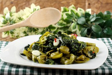 Ispanak ve tereyağı ile tortellni