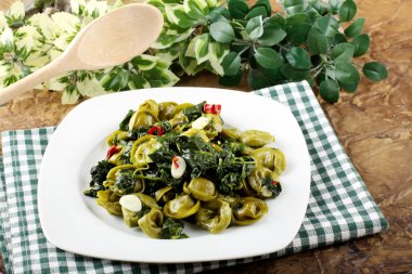 Ispanak ve tereyağı ile tortellni