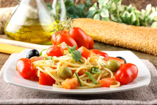 Spaghetti con pomodori freschi, olive e menta — Foto Stock