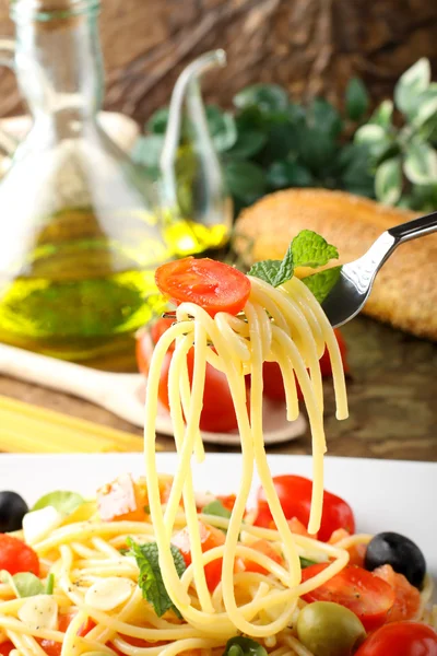 Espaguete com tomates frescos, azeitonas e hortelã — Fotografia de Stock