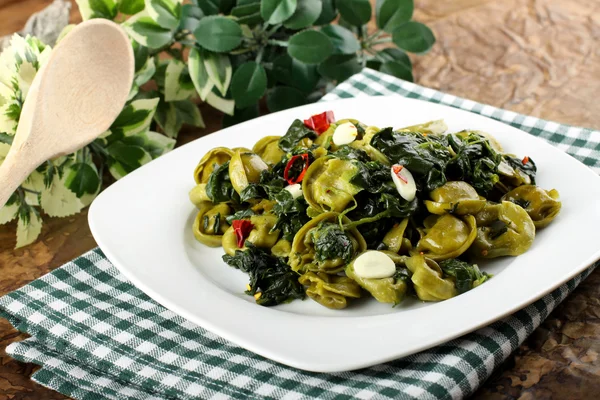 Tortellni com espinafre e manteiga — Fotografia de Stock