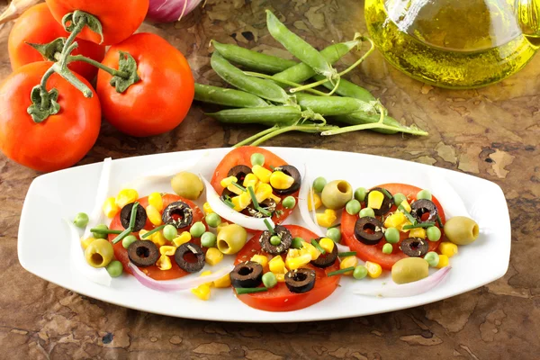 Ensalada de tomate, aceitunas, maíz y guisantes —  Fotos de Stock