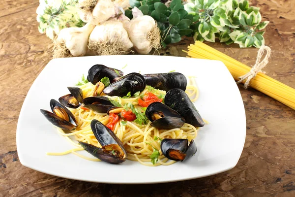 Pasta con mejillones y tomates cherry —  Fotos de Stock