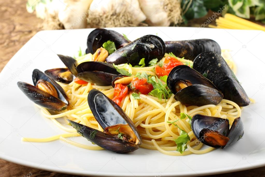 Pasta with mussels and cherry tomatoes — Stock Photo © lorenzograph