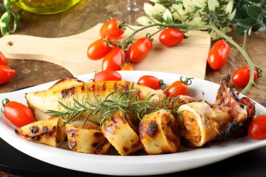 ekmek kırıntıları ve domates ile kalamar dolması