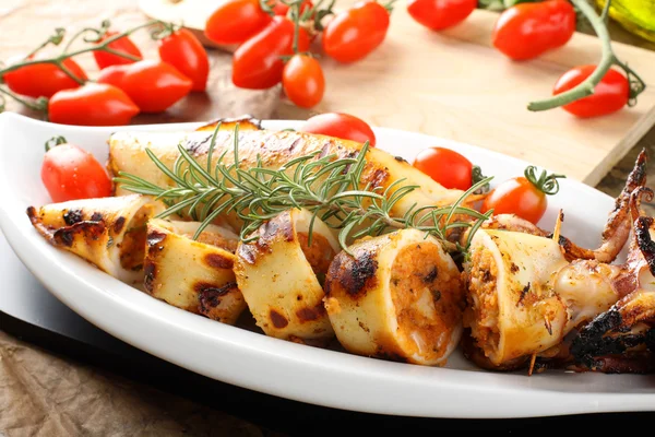 Tintenfisch gefüllt mit Semmelbröseln und Tomaten — Stockfoto