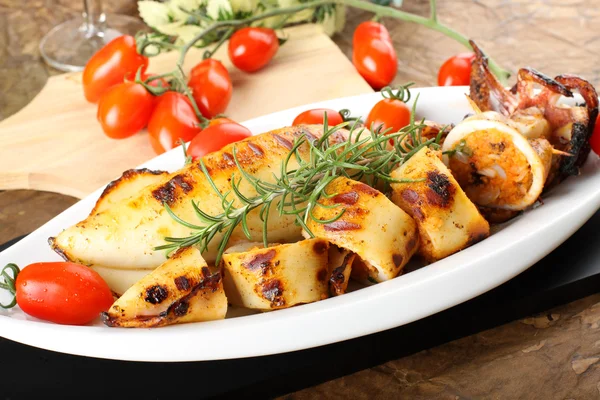 Tintenfisch gefüllt mit Semmelbröseln und Tomaten — Stockfoto