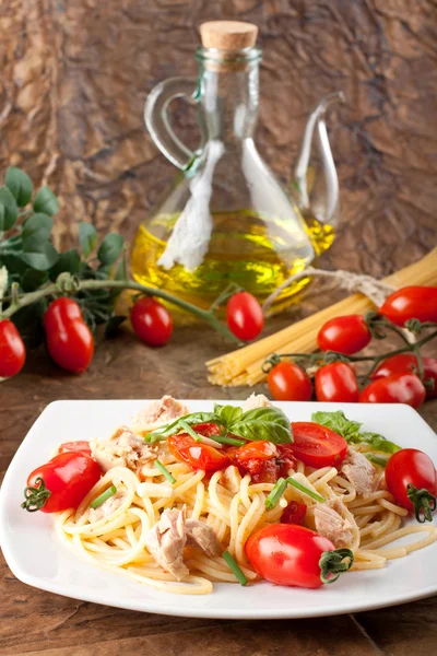 Pasta con pomodori freschi, tonno e basilico — Foto Stock