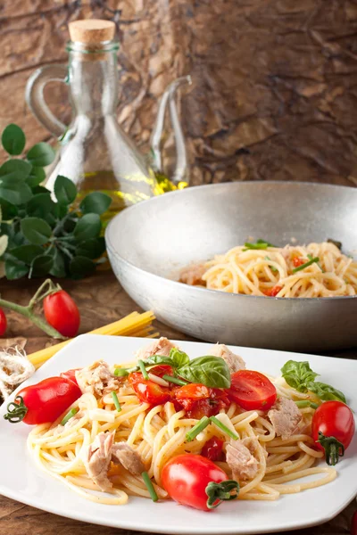 Pasta med färska tomater, tonfisk och basilika — Stockfoto