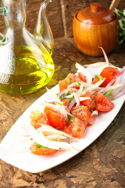 Салат из помидоров и лука — стоковое фото