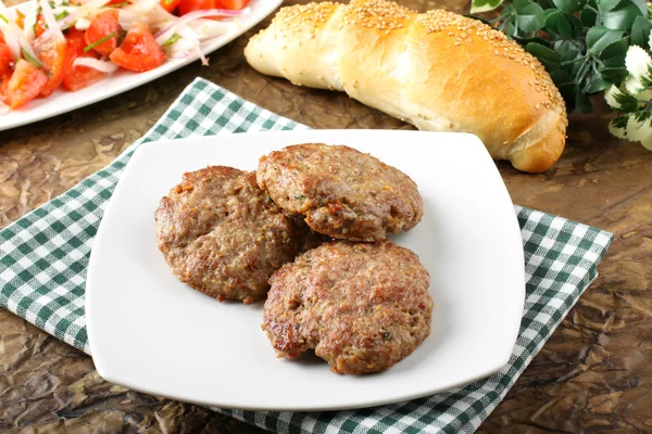 Albóndigas servidas con inslata — Foto de Stock