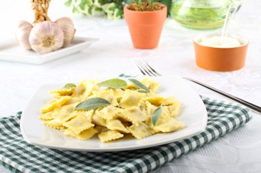 mantı tereyağı ve adaçayı ile