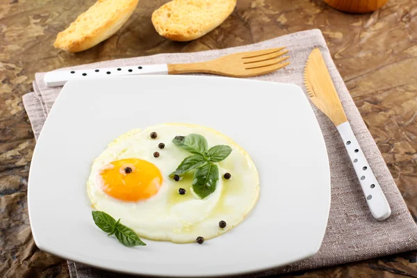 Жареное яйцо с перцем и базиликом — стоковое фото