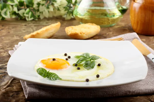 Sahanda yumurta biber ve fesleğen ile — Stok fotoğraf
