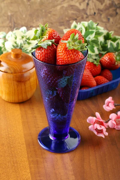 Cup with fresh strawberries — Stock Photo, Image