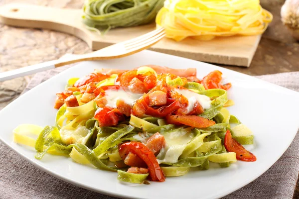 Tagliatelle con pomodoro, mozzarella e pancetta — Foto Stock