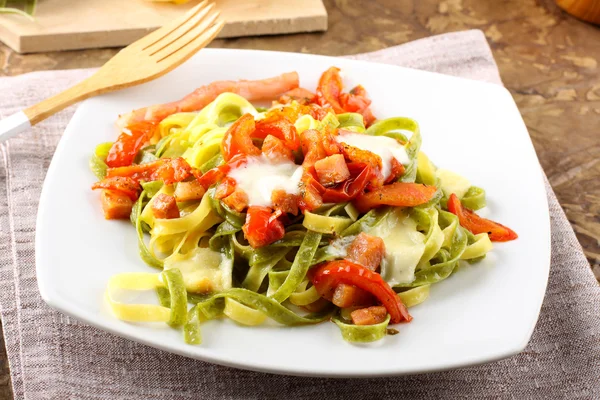 Tagliatelle z pomidorów, mozzarelli i boczkiem — Zdjęcie stockowe