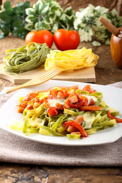 Tagliatelle con pomodoro, mozzarella e pancetta — Foto Stock