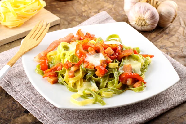 Tagliatelle with tomato, mozzarella and bacon — Stock Photo, Image