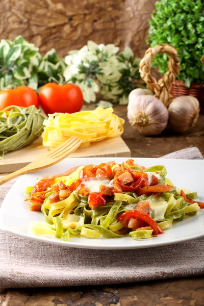 Тальятелле с помидорами, моцареллой и беконом — стоковое фото