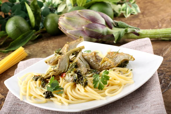 Spaghetti with artichokes and parsley — Stock Photo, Image