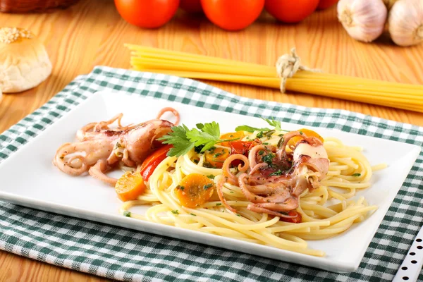 Pasta med bläckfisk, tomater och morötter — Stockfoto