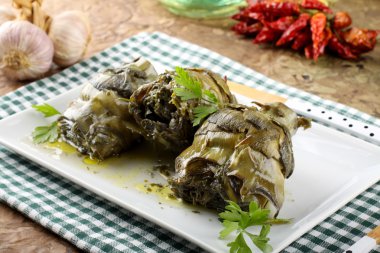 sarmısak ve maydanoz ile enginar