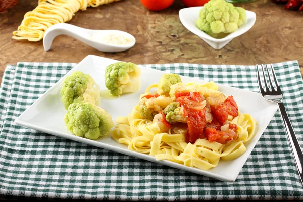 Noedels met broccoli, spekjes en tomaat — Stockfoto