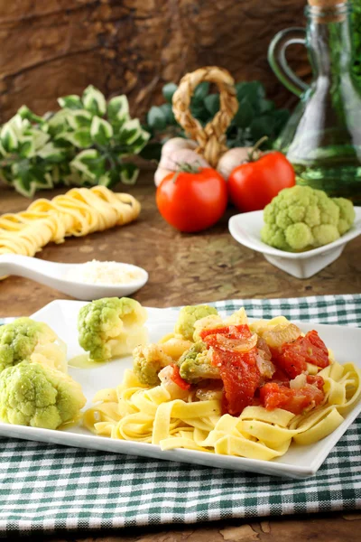 Nudlar med broccoli, bacon och tomat — Stockfoto