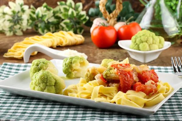 Noodles cu broccoli, slănină și roșii — Fotografie, imagine de stoc