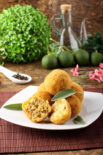 Arancini 米和肉 — 图库照片