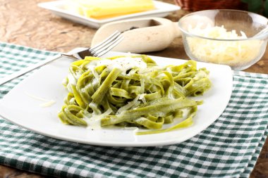 tereyağı, peynir ve biber ile makarna