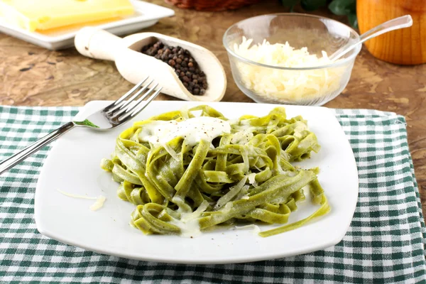 Pasta med smör, ost och paprika — Stockfoto